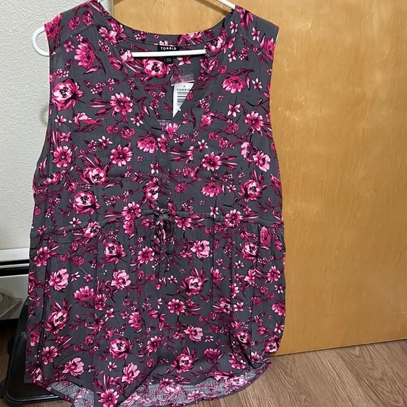 NWT Torrid sleeveless top - Picture 1 of 1